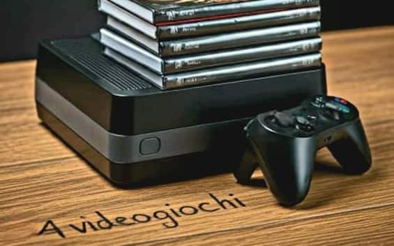 4 videogiochi: MotoGp 25, Days Gone, Revenge of the Savage Planet, Lushfoil Photography