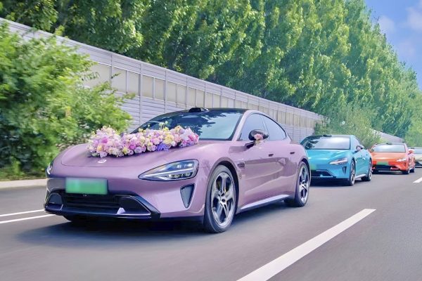 Xiaomi SU7 è super popolare nei matrimoni, ma un tamponamento a catena diventa virale