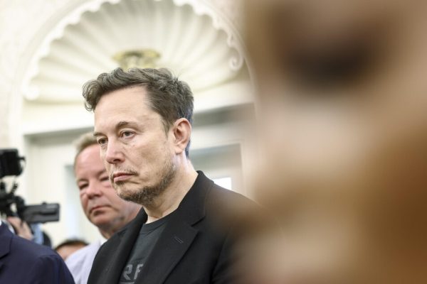 Grok ancora nei guai, l’IA di Musk inneggia all’Olocausto – Web & Social