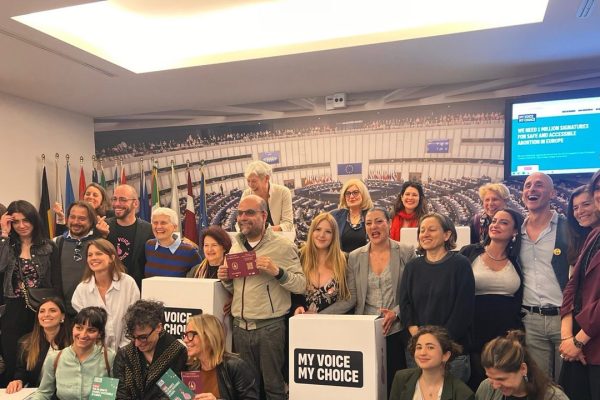 Aborto, una valanga di firme per difendere il diritto in Italia e in Europa