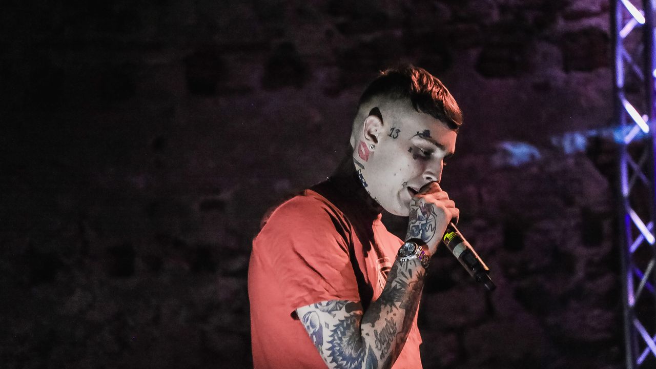 Grozie, olio, sale e percentuali, spieghiamo il nuovo surreale trend poliglotta di TikTok