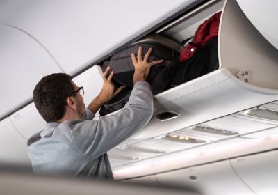 Bagaglio a mano in aereo, in Europa c’è chi vuole autorizzare le compagnie aeree a farlo pagare