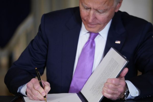 Cos’è l’Autopen e perché Trump l’ha trasformato nella sua arma politica contro Biden