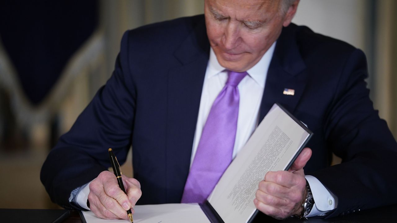 Cos’è l’Autopen e perché Trump l’ha trasformato nella sua arma politica contro Biden