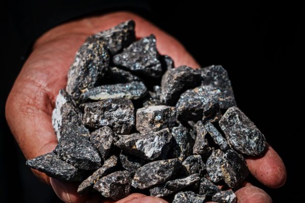 Terre rare, le fabbriche europee di auto hanno un problema con la Cina