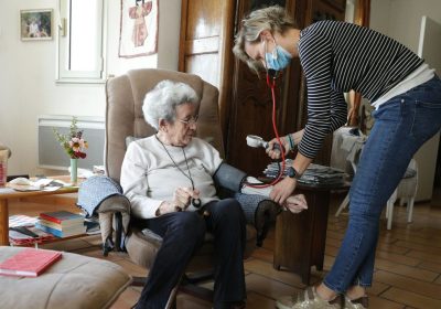 Quello dei caregiver è il lavoro in nero più diffuso in un Paese che continua a invecchiare
