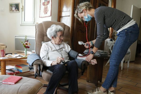 Quello dei caregiver è il lavoro in nero più diffuso in un Paese che continua a invecchiare