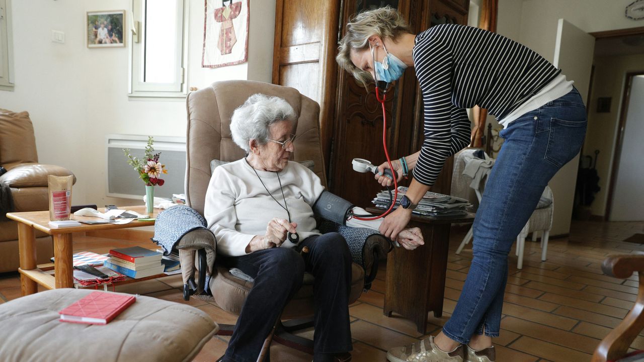 Quello dei caregiver è il lavoro in nero più diffuso in un Paese che continua a invecchiare