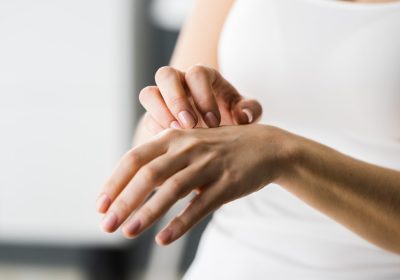 Disidrosi, come si cura la fastidiosa malattia della pelle che causa bollicine pruriginose su mani e piedi