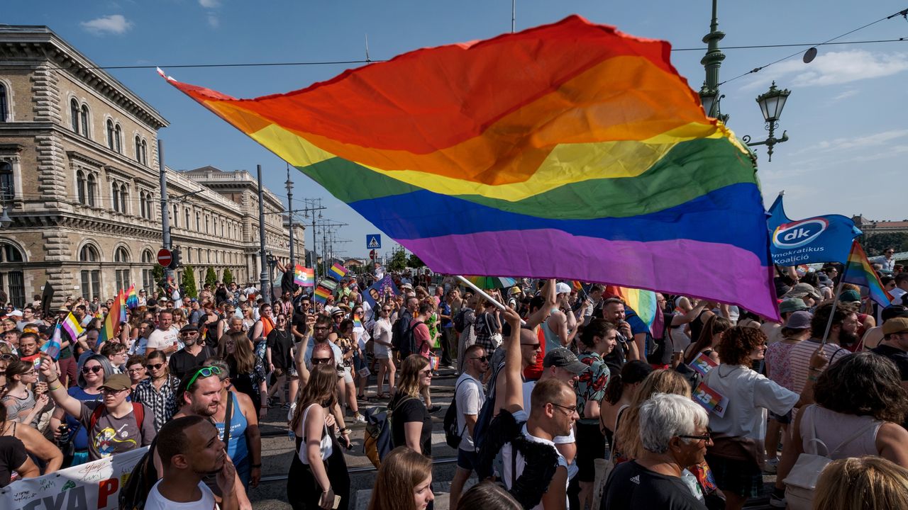 Pride di Budapest, l’Ungheria minaccia il riconoscimento facciale per sorvegliare i partecipanti