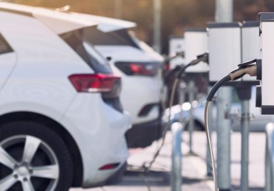 Le colonnine per le auto elettriche sono ancora troppo poche, ed è un grosso problema