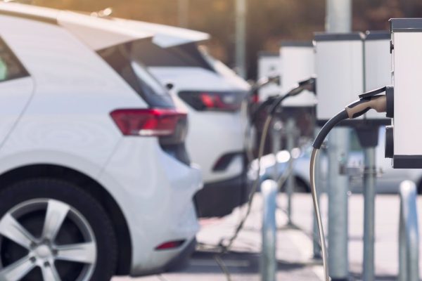 Le colonnine per le auto elettriche sono ancora troppo poche, ed è un grosso problema