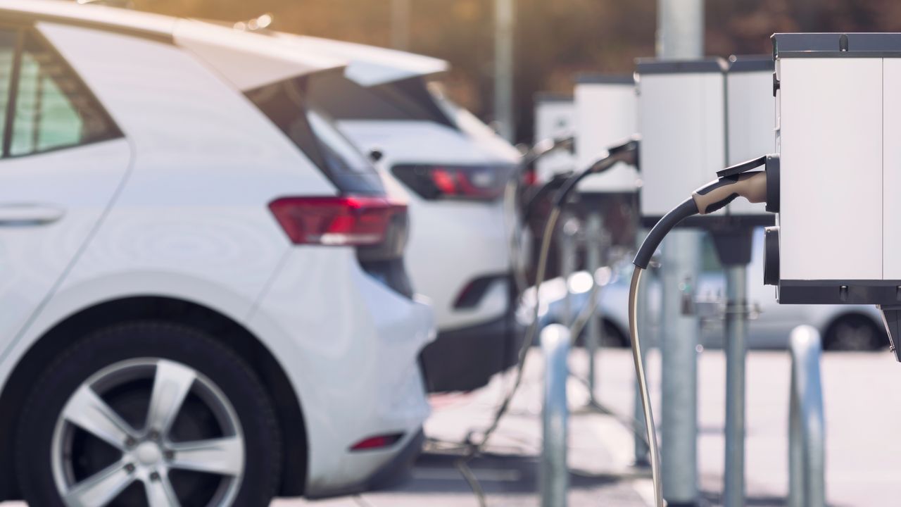 Le colonnine per le auto elettriche sono ancora troppo poche, ed è un grosso problema