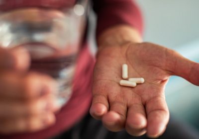 Gli antibiotici fluorochinoloni, da tempo sotti i riflettori della comunità scientifica, hanno nuovi effetti avversi gravi