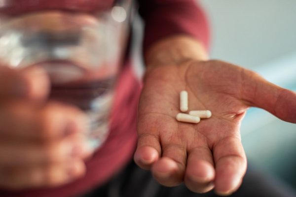 Gli antibiotici fluorochinoloni, da tempo sotti i riflettori della comunità scientifica, hanno nuovi effetti avversi gravi