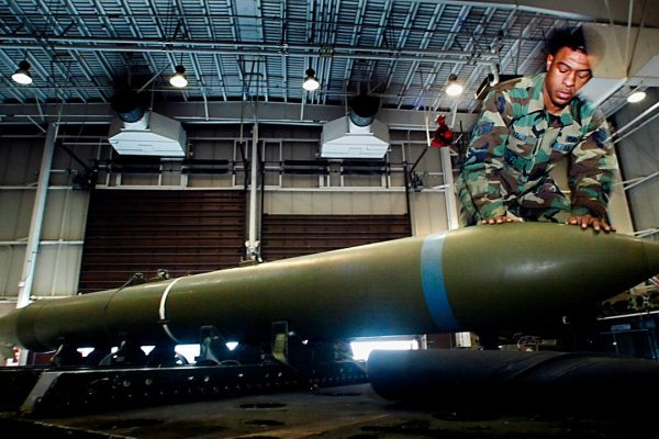Cos’è Gbu-57, l’unica arma capace di distruggere i bunker nucleari in Iran. Ed è in mano agli Stati Uniti