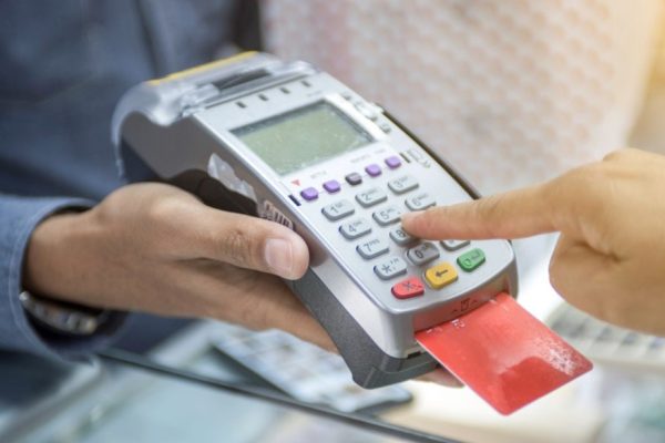 Addio allo scontrino di carta per chi paga in digitale, c’è una proposta alla Camera