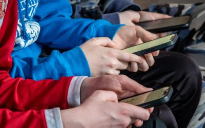 Cellulari in classe, come funziona il divieto alle superiori