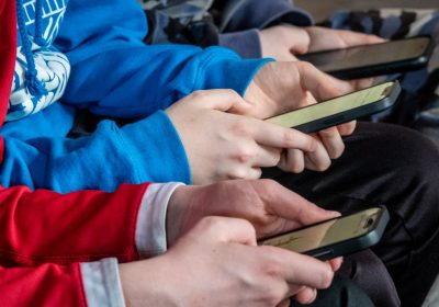 Cellulari in classe, come funziona il divieto alle superiori