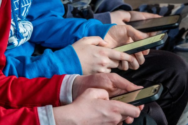 Cellulari in classe, come funziona il divieto alle superiori