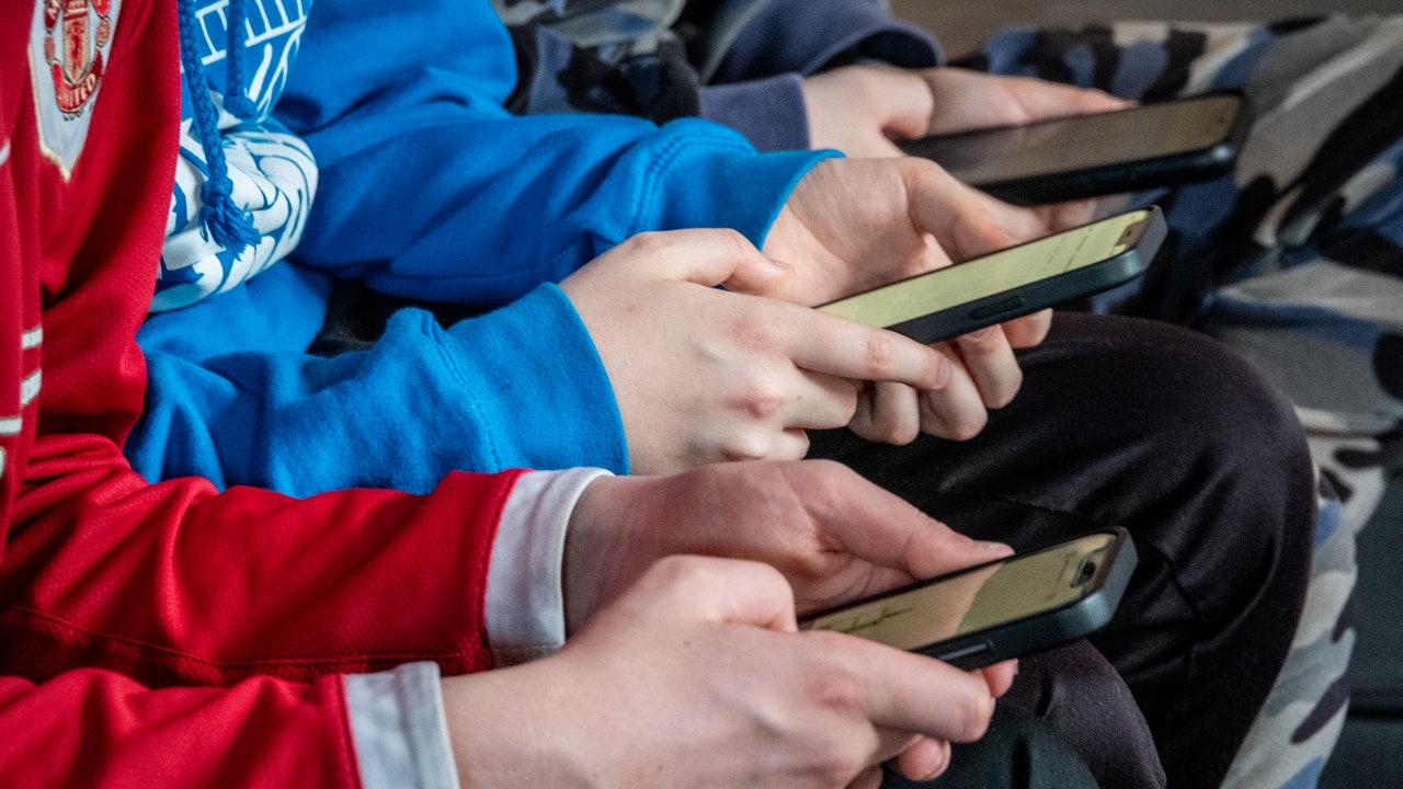 Cellulari in classe, come funziona il divieto alle superiori