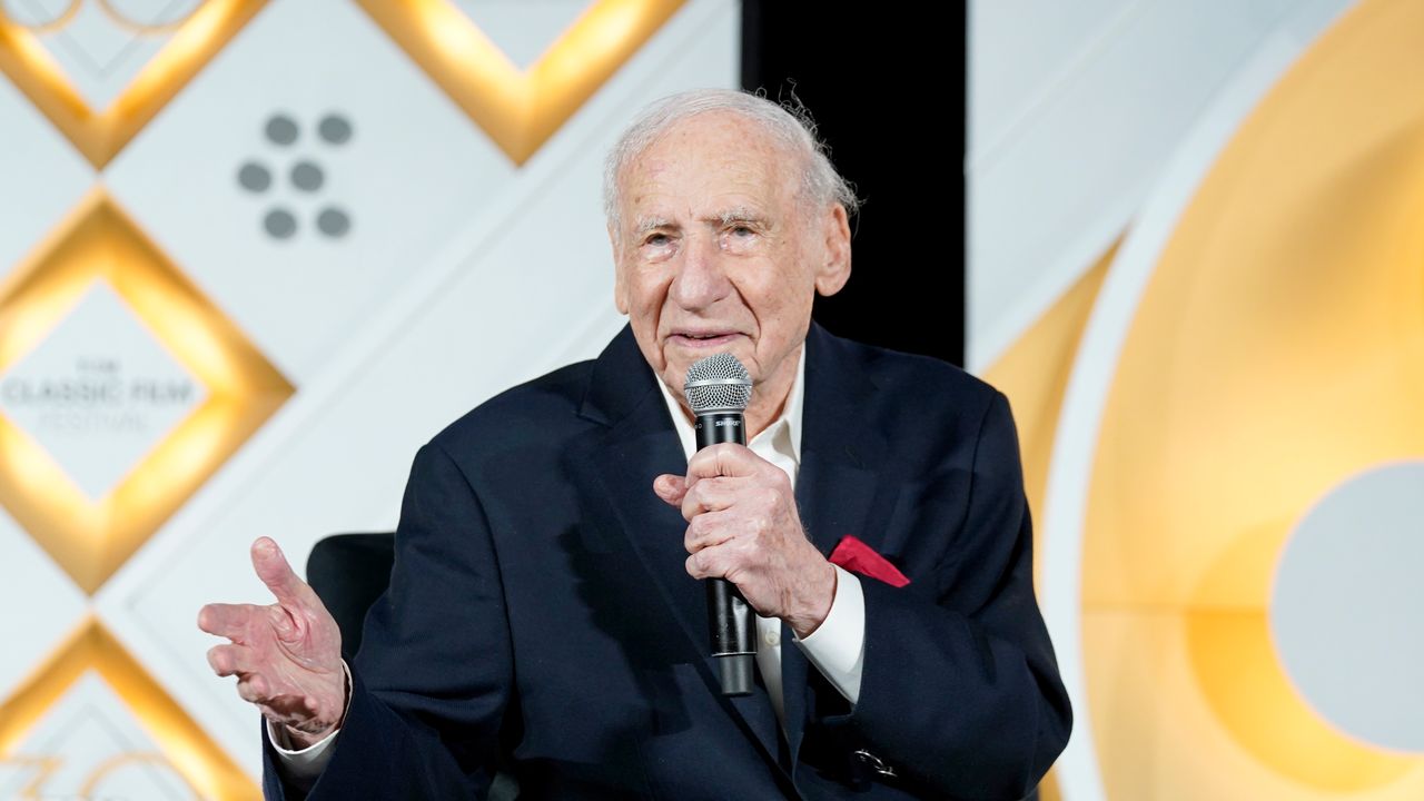 Mel Brooks, il regista 98enne tornerà nel sequel di Balle Spaziali nei panni di Yogurt