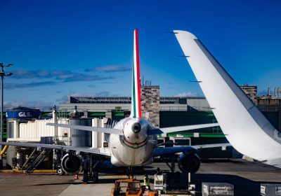 Sul blocco dei voli nel nord Italia per ora non sappiamo molto. Se non che sta facendo saltare i nervi a Enav e Tim