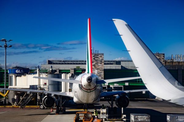 Sul blocco dei voli nel nord Italia per ora non sappiamo molto. Se non che sta facendo saltare i nervi a Enav e Tim