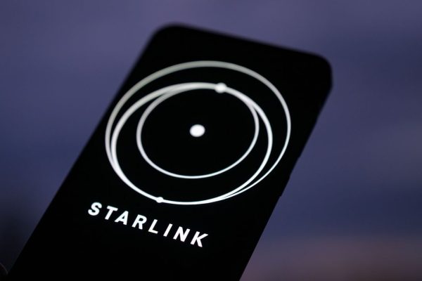 Starlink in Iran, Musk lo attiva ma l’accesso a internet nel Paese rimane un problema
