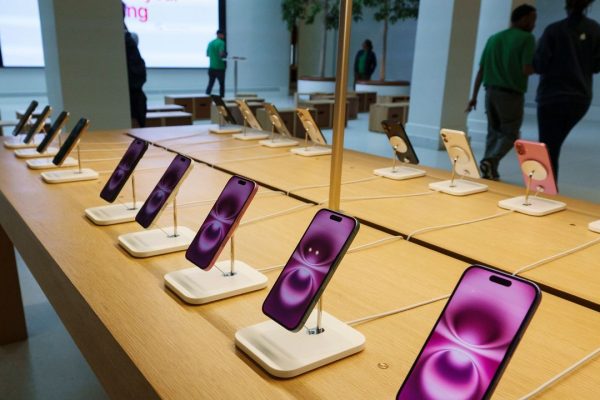 Liquid Glass, l’iPhone speciale per i 20 anni è “nascosto” in iOs 26