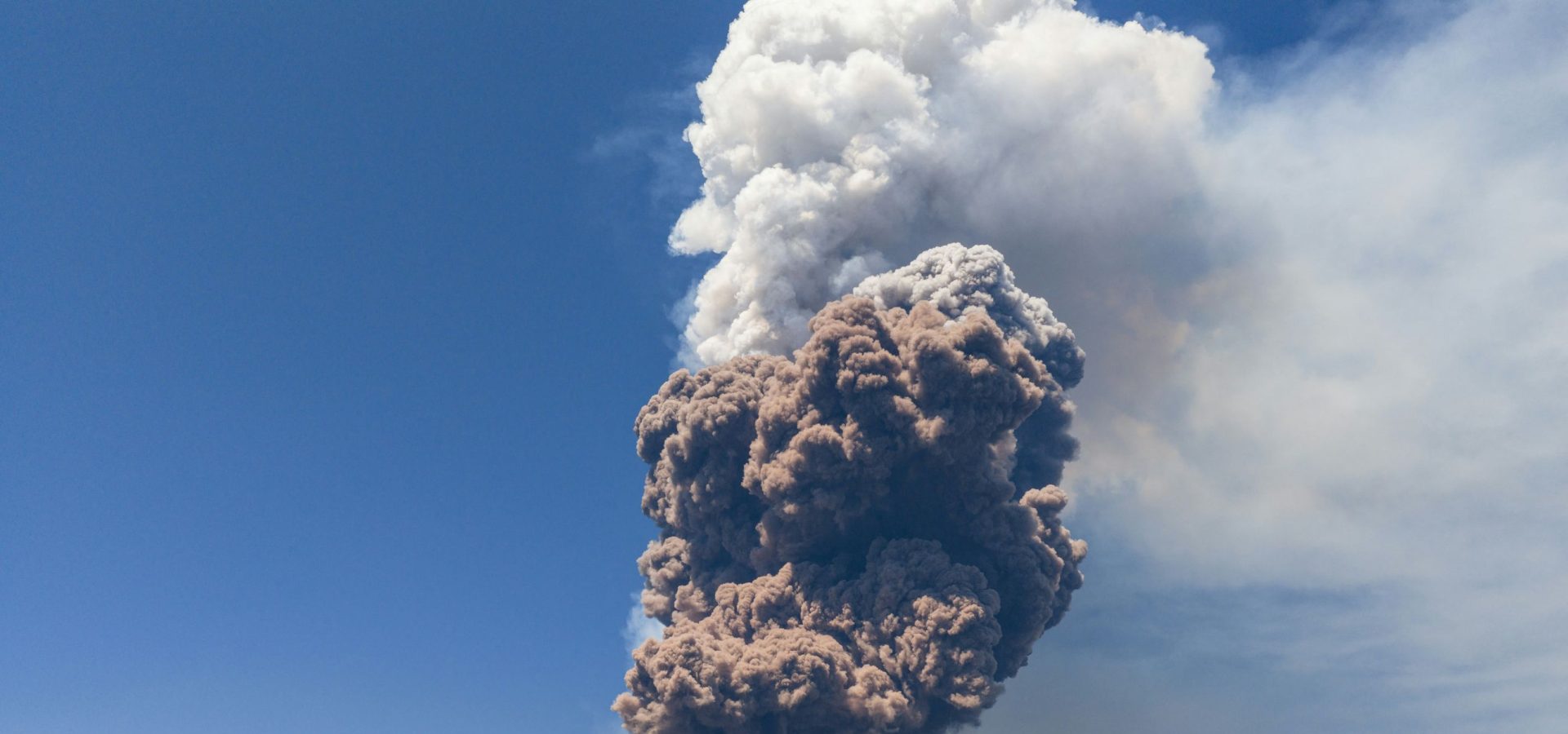 Eruzione dell’Etna, le immagini della nube e del crollo del cratere