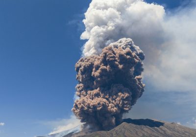 Eruzione dell’Etna, le immagini della nube e del crollo del cratere
