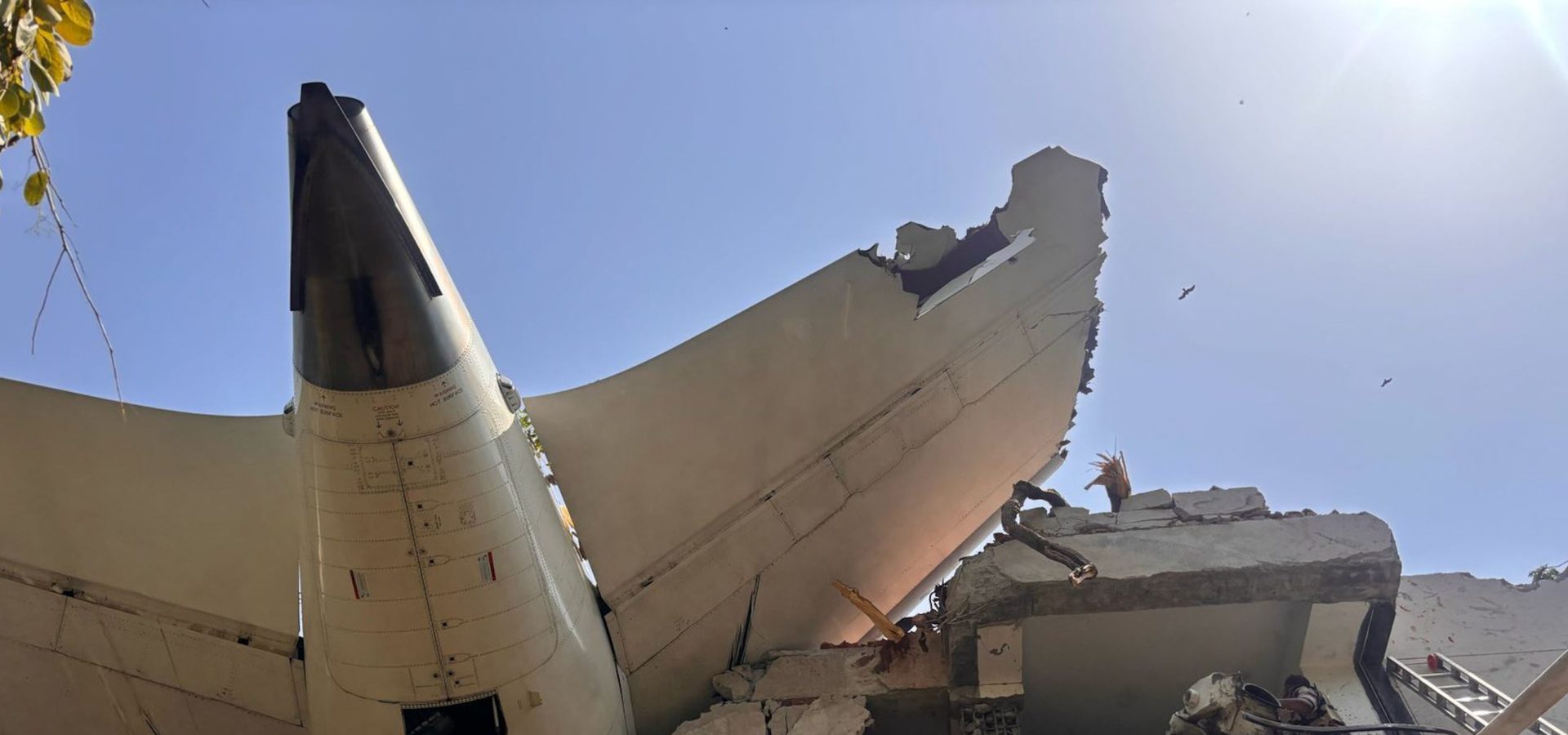 Air India, le immagini dello schianto del volo diretto a Londra. C’è un sopravvissuto