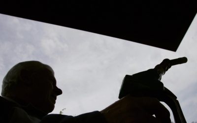Perché il prezzo della benzina sale in Italia, se quello del petrolio cala in Borsa?