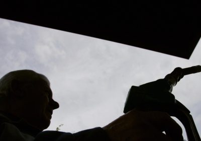 Perché il prezzo della benzina sale in Italia, se quello del petrolio cala in Borsa?