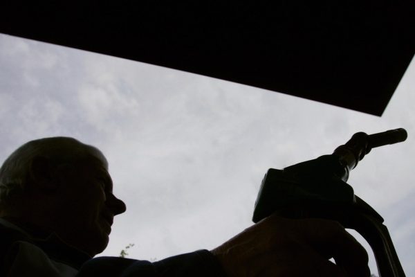 Perché il prezzo della benzina sale in Italia, se quello del petrolio cala in Borsa?