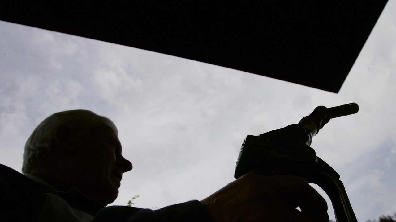 Perché il prezzo della benzina sale in Italia, se quello del petrolio cala in Borsa?