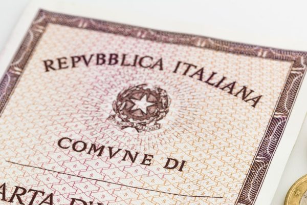 Perché la carta d’identità cartacea da agosto 2026 non sarà più valida per l’espatrio