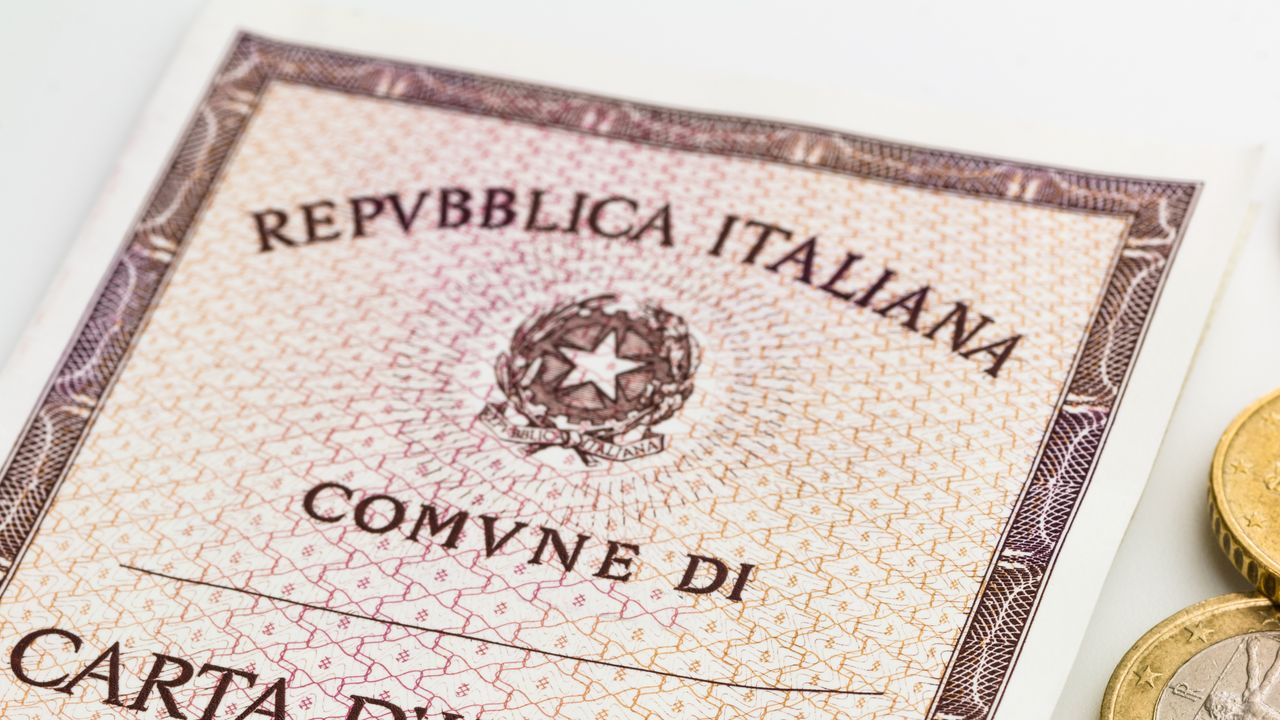 Perché la carta d’identità cartacea da agosto 2026 non sarà più valida per l’espatrio