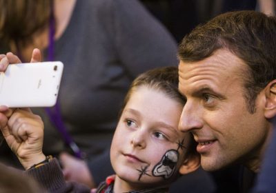 Divieto dei social media ai minori, il presidente francese Macron vuole imporlo (e i Paesi che lo hanno già deciso)