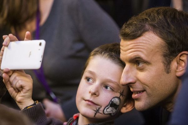Divieto dei social media ai minori, il presidente francese Macron vuole imporlo (e i Paesi che lo hanno già deciso)