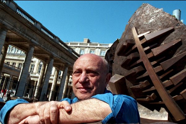 Arnaldo Pomodoro è morto a quasi 99 anni, ecco perché è stato uno scultore rivoluzionario