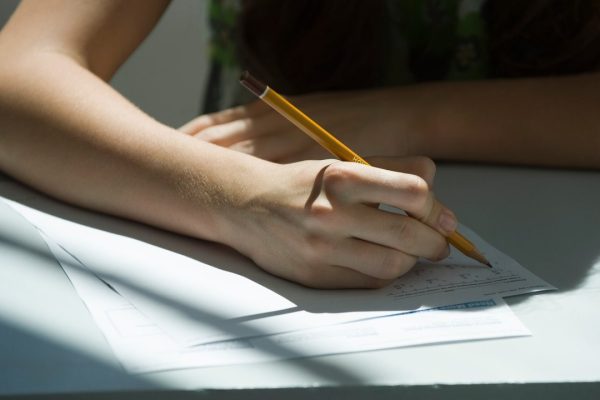 Maturità 2025, le prove di italiano, latino e arte invitano ai valori del rispetto e della cura dell’altro