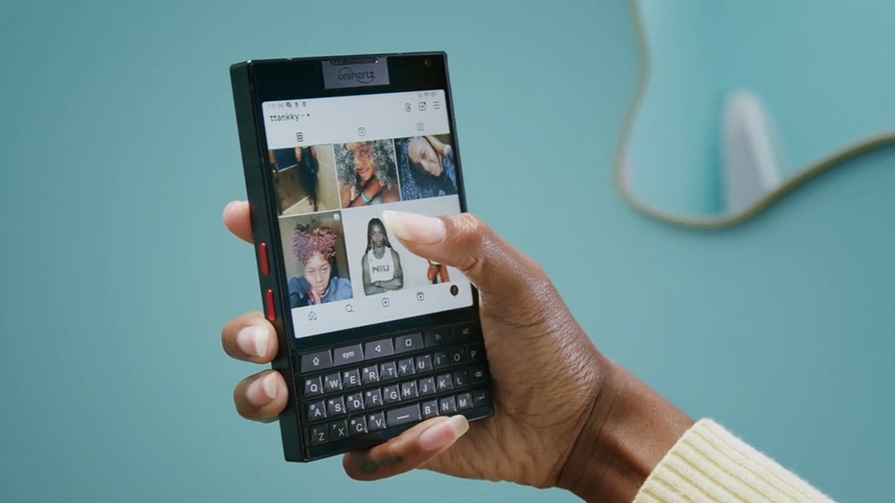 Android 15, display quadrato e tastiera fisica: lo smartphone stile BlackBerry è già un successo