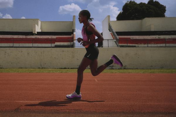Faith Kipyegon, l’atleta che vuole battere il record del miglio grazie alla tecnologia