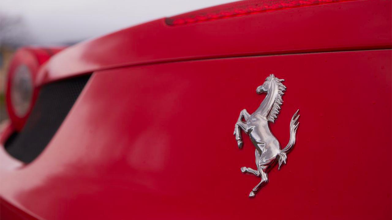 Ferrari elettrica, nessuno la vuole: rimandata al 2028