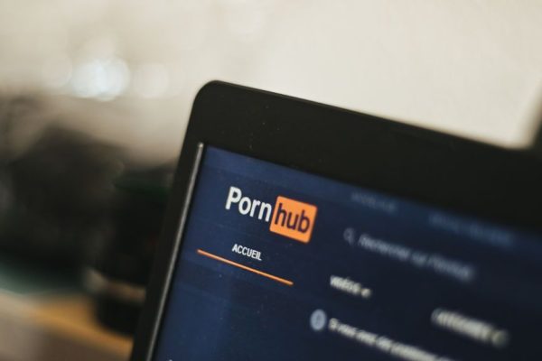 Pornhub bloccato in Francia? Il download delle VPN cresce fino al 1000%