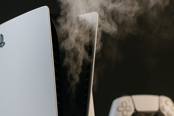 Hai questo modello di PlayStation 5? Il metallo liquido potrebbe danneggiarla irrimediabilmente