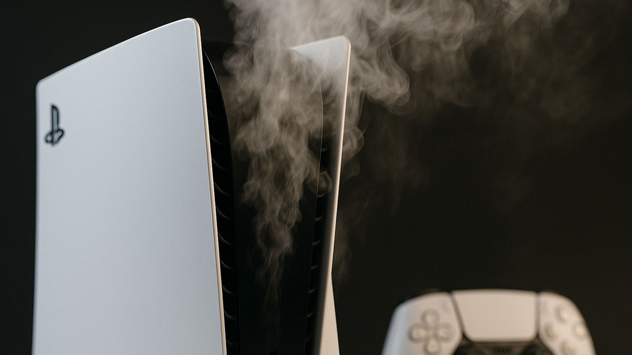 Hai questo modello di PlayStation 5? Il metallo liquido potrebbe danneggiarla irrimediabilmente