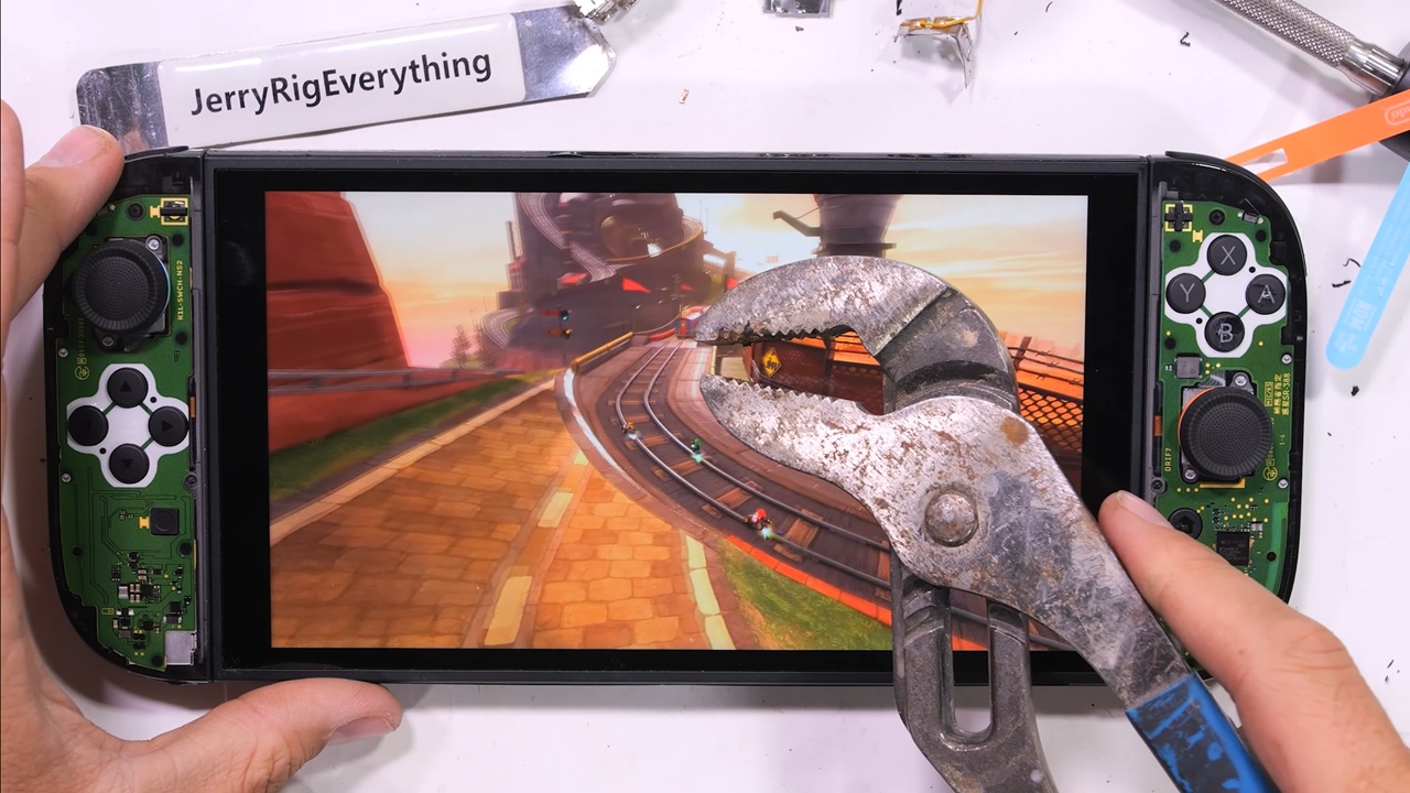 Lo schermo di Nintendo Switch 2 è praticamente indistruttibile: ecco come reagisce alle martellate